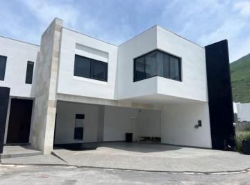 Casa · 390m² · 4 Recámaras · 3 Estacionamientos · Casa en Venta en Laderas Abedul, Monterrey Equipada