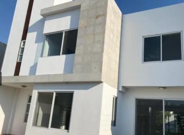 Casa · 220m² · 4 Recámaras · 3 Estacionamientos · Casa en Venta en Foresta Dream Lagoons Metepec con 4 Recámaras