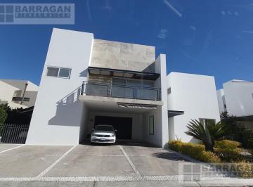 Casa · 530m² · 4 Recámaras · 3 Estacionamientos · Casa en Renta con Amplios Espacios y Acabados de Lujo en El Campanario