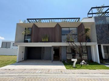 Casa · 410m² · 5 Recámaras · 2 Estacionamientos · Casa Inteligente en Venta de 5 Recamaras en Lomas de Angelopolis!