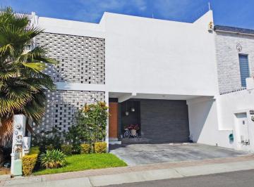 Casa · 305m² · 4 Recámaras · 2 Estacionamientos · Casa en Venta - El Refugio, Querétaro