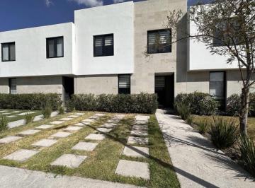 Casa en condominio · 250m² · 3 Recámaras · 2 Estacionamientos · Casa Luxury en Condominio en Altos Juriquilla, Totalmente Amueblada. Venta o Renta