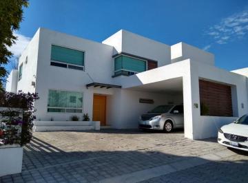 Casa · 350m² · 4 Recámaras · 2 Estacionamientos · Casa en Renta, en Privada Los Encinos, Villas del Mesón Juriquilla Querétaro
