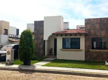 Casa · 115m² · 3 Recámaras · 2 Estacionamientos · Casa en Venta en Tequisquiapan, Fraccionamiento Privado y Amplio Jardin.