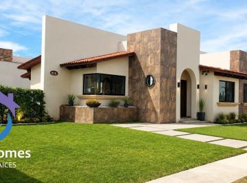 Casa · 115m² · 3 Recámaras · 2 Estacionamientos · Casa en Venta en Tequisquiapan, Fraccionamiento Privado y Amplio Jardin.