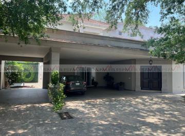 Casa · 842m² · 4 Recámaras · 4 Estacionamientos · Casa en Venta en Monterrey