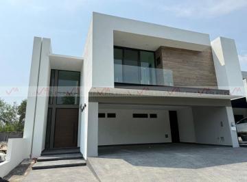 Casa · 500m² · 3 Recámaras · 3 Estacionamientos · Casa en Venta en Santiago