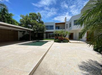 Casa · 1000m² · 4 Recámaras · 2 Estacionamientos · Casa en Venta en Cuernavaca