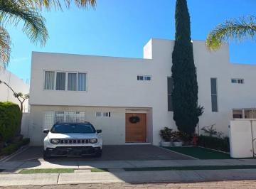 Casa · 158m² · 3 Recámaras · 2 Estacionamientos · Casa en Venta en Fraccionamiento Villas Palmira, Qro.