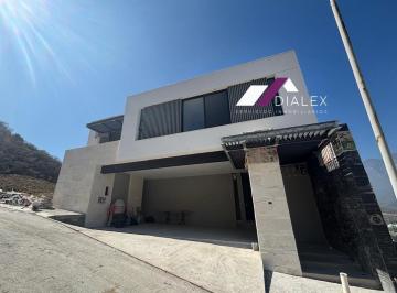 Casa · 430m² · 3 Recámaras · 3 Estacionamientos · Venta Casa de 3 Niveles en Fracc. Castaños del Vergel - Carretera Nacional Roof Top con Asador
