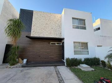 Casa de 3 habitaciones, Mérida · Casa Amueblada en Renta