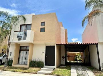 Casa en condominio · 171m² · 3 Recámaras · 2 Estacionamientos · Renta Puerta Real Corregidora Casa Amplio Jardin Privada Alberca Seguridad Cerca Colegios