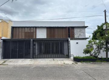 Casa · 360m² · 5 Recámaras · 3 Estacionamientos · Increíble Casa Totalmente Renovada en Jardines de Guadalupe