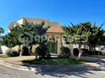Amplio frente en esquina  · Casa en Venta Fracc Haciendas del Valle