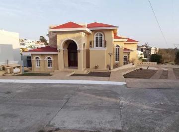Casa · 585m² · 4 Recámaras · 4 Estacionamientos · Casa en Fraccionamiento Hacienda del Rul