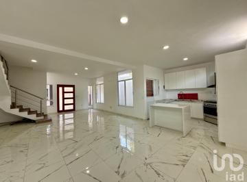 Casa · 226m² · 3 Recámaras · 2 Estacionamientos · Casa en Renta en Privada Juan Pablo Paredes, San Anita Huiloac, Apizaco, Tlaxcala