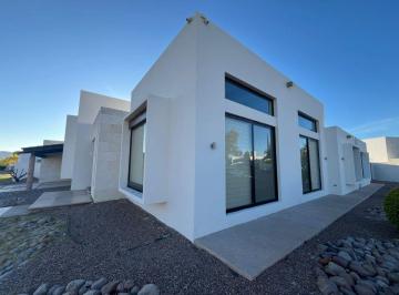 Casa en condominio de 3 habitaciones, Aguascalientes · Residencia de un Piso 470 m² Const., 1000 m² Terreno en Esquina,6 Autos, Moderna