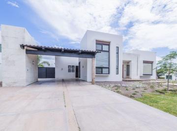 Casa en condominio de 3 habitaciones, Aguascalientes · Residencia de un Piso 470 m² Const., 1000 m² Terreno en Esquina,6 Autos, Moderna
