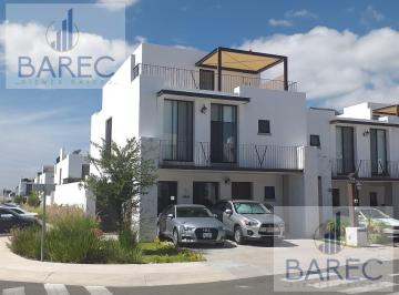 Casa · 244m² · 3 Recámaras · 4 Estacionamientos · Casa en Renta en Juriquilla, Torre de Piedra con El Mejor Jardín