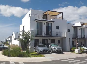 Casa · 244m² · 3 Recámaras · 4 Estacionamientos · Casa en Renta en Juriquilla, Torre de Piedra con El Mejor Jardín