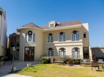 Casa · 435m² · 4 Recámaras · 2 Estacionamientos · Casa Estilo Neo Californiano, Zona Plateada