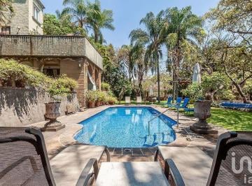 Casa · 745m² · 5 Recámaras · 3 Estacionamientos · Casa en Venta con Alberca y Amplio Jardin en Cuernavaca