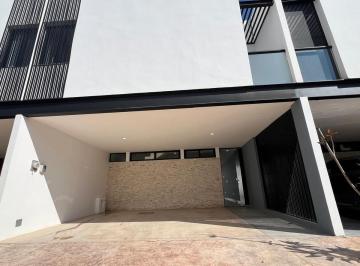 Casa en condominio · 193m² · 3 Recámaras · 2 Estacionamientos · Venta Espectacular Townhouse 3 Recamaras con Jardin y Alberca en Privada con Amenidades en Conkal