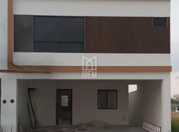 Casa · 218m² · 3 Recámaras · 2 Estacionamientos · 1114 - Casa en Venta en Villas Coloniales, Sector Toledo, Apodaca.