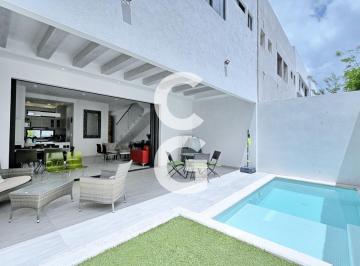 Casa · 242m² · 4 Recámaras · 2 Estacionamientos · Casa en Venta en Cancún en Residencial Rio con 4 Recámaras