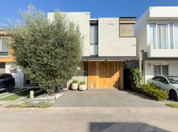Casa de 4 habitaciones, Tlajomulco de Zúñiga · Casa en Venta en Nueva Galicia Dentro del Coto Castilla, Tlajomulco