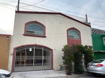 Casa de 4 habitaciones, Saltillo · Amplia Casa en Venta en Colonia Topochico