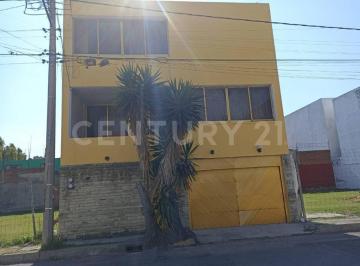 Casa · 409m² · 5 Recámaras · 5 Estacionamientos · Venta de Casa Amplia en Valle Dorado con Tres Niveles y Departamento