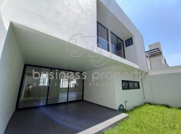 Casa · 352m² · 3 Recámaras · 4 Estacionamientos · Hermosa Casa en Moncayo Excelentes Espacios y Muy Iluminada