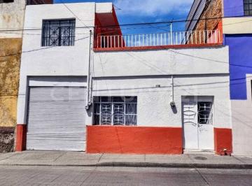 Casa · 400m² · 6 Recámaras · 2 Estacionamientos · Casa en Venta en Colonia Centro de Tlaquepaque.