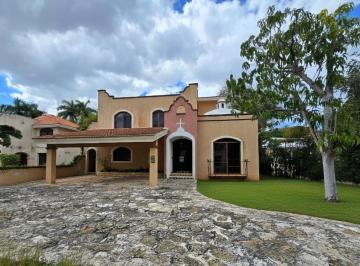Casa · 280m² · 3 Recámaras · 6 Estacionamientos · Casa con Vista Al Campo de Golf en El Prestigioso Club de Golf La Ceiba