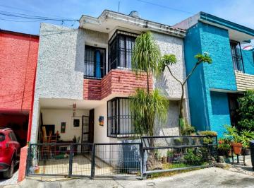 Casa de 3 habitaciones, Guadalajara · Casa en Venta a Media Cuadra de La Calzada