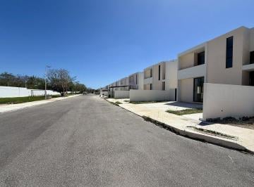 Casa de 3 habitaciones, Mérida · Casa Venta Mérida, 3 Habits. Alberca, Privada en Dzityá.