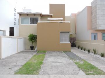 Casa · 276m² · 3 Recámaras · 3 Estacionamientos · Casa en Renta en Cumbres del Lago, Juriquilla Queretaro