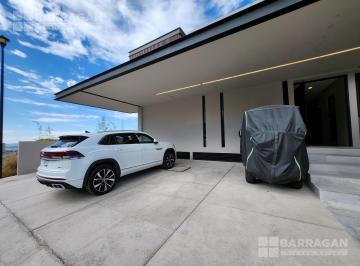 Casa · 450m² · 4 Recámaras · 4 Estacionamientos · Casa Moderna en Venta en Lomas del Campanario IV