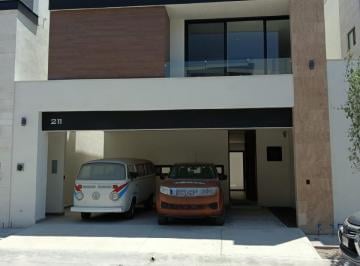 Casa · 4 Recámaras · 2 Estacionamientos · Casa - Fraccionamiento Península