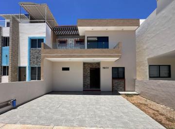 Casa · 300m² · 4 Recámaras · 2 Estacionamientos · Casa en Hacienda del Seminario