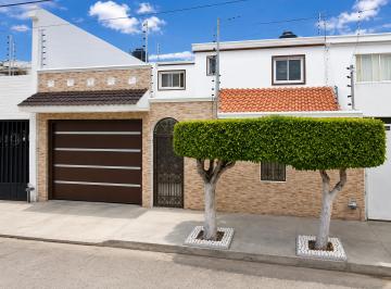 Casa Venta de 3 habitaciones · Casa en Bugambilias con Excelente Ubicación