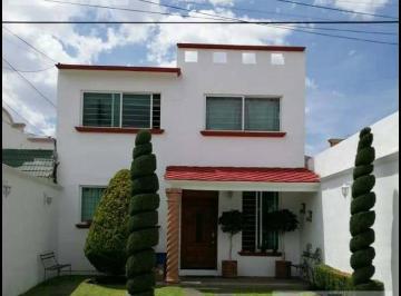 Casa · 140m² · 3 Recámaras · 2 Estacionamientos · Casa - Fraccionamiento Bosques del Peñar