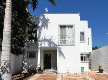 Casa · 162m² · 3 Recámaras · 2 Estacionamientos · Casa en Venta 3 Recamaras con Alberca Privada en Conkal (Ivc - 2823)