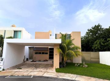 Casa · 296m² · 4 Recámaras · 2 Estacionamientos · Amplia Casa de 4 Recámaras y Piscina en Privada con Amenidades