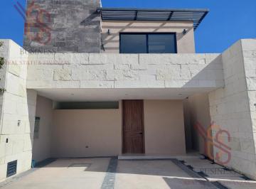 Casa · 195m² · 3 Recámaras · 2 Estacionamientos · Oportunidad Única! Casa Nueva Moderna con Acabados de Excelente Calidad! Ubicación Privilegiada!