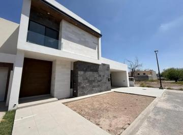 1 · Casa en Venta en Las Trojes, Torreón: Espaciosa y Moderna
