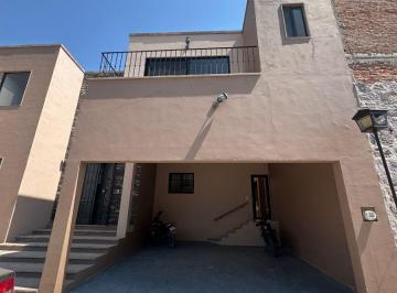 Casa de 6 habitaciones, San Miguel de Allende · Casa en Privada con Depa