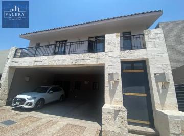 Casa · 250m² · 3 Recámaras · 3 Estacionamientos · Casa en Arco de Piedra, Querétaro