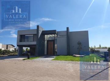 Casa · 550m² · 4 Recámaras · 5 Estacionamientos · Casa en Renta en Fraccionamiento El Campanario, Querétaro